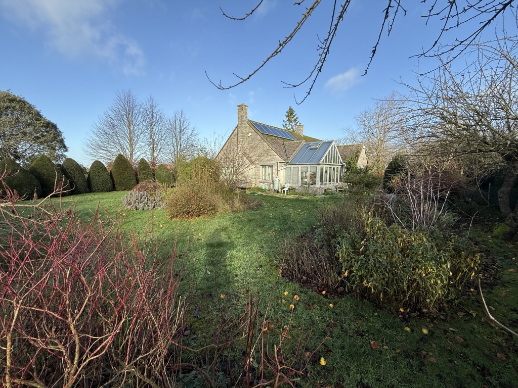 Lot: 49 - BUNGALOW FOR REPAIR AND REFURBISHMENT IN SOUGHT AFTER AREA - General view of the property from garden